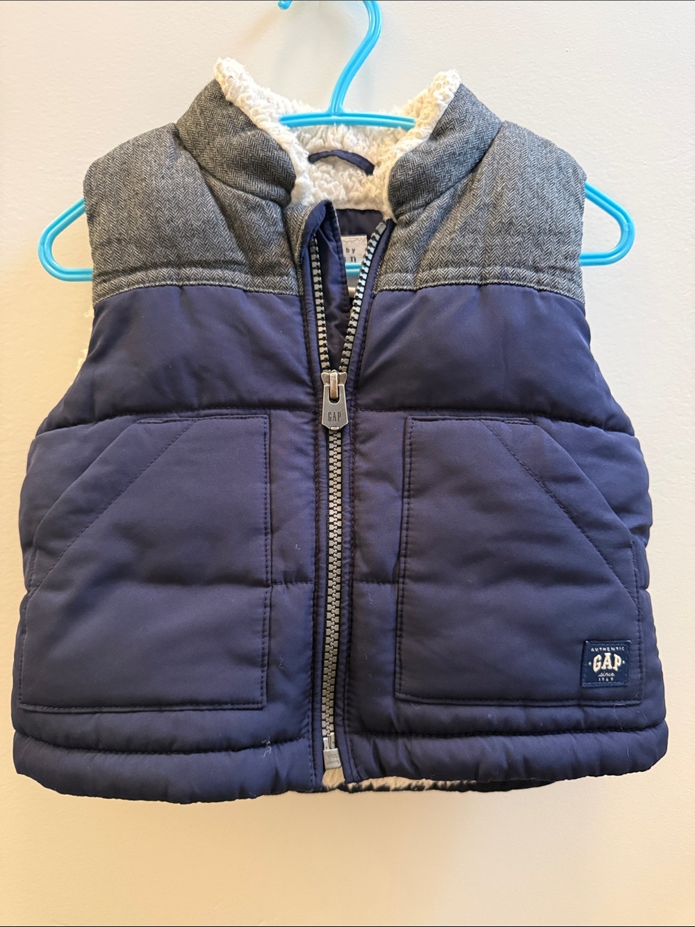 GAP 12–18M navy puffer vest with cozy Sherpa lining 🧸